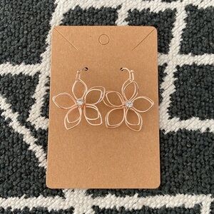 Rose gold daisy shaped flower earrings
